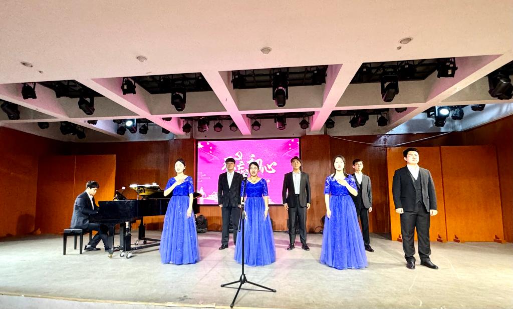 seo在线短视频发布页运营举办钢琴伴奏与弹唱思政专题音乐会